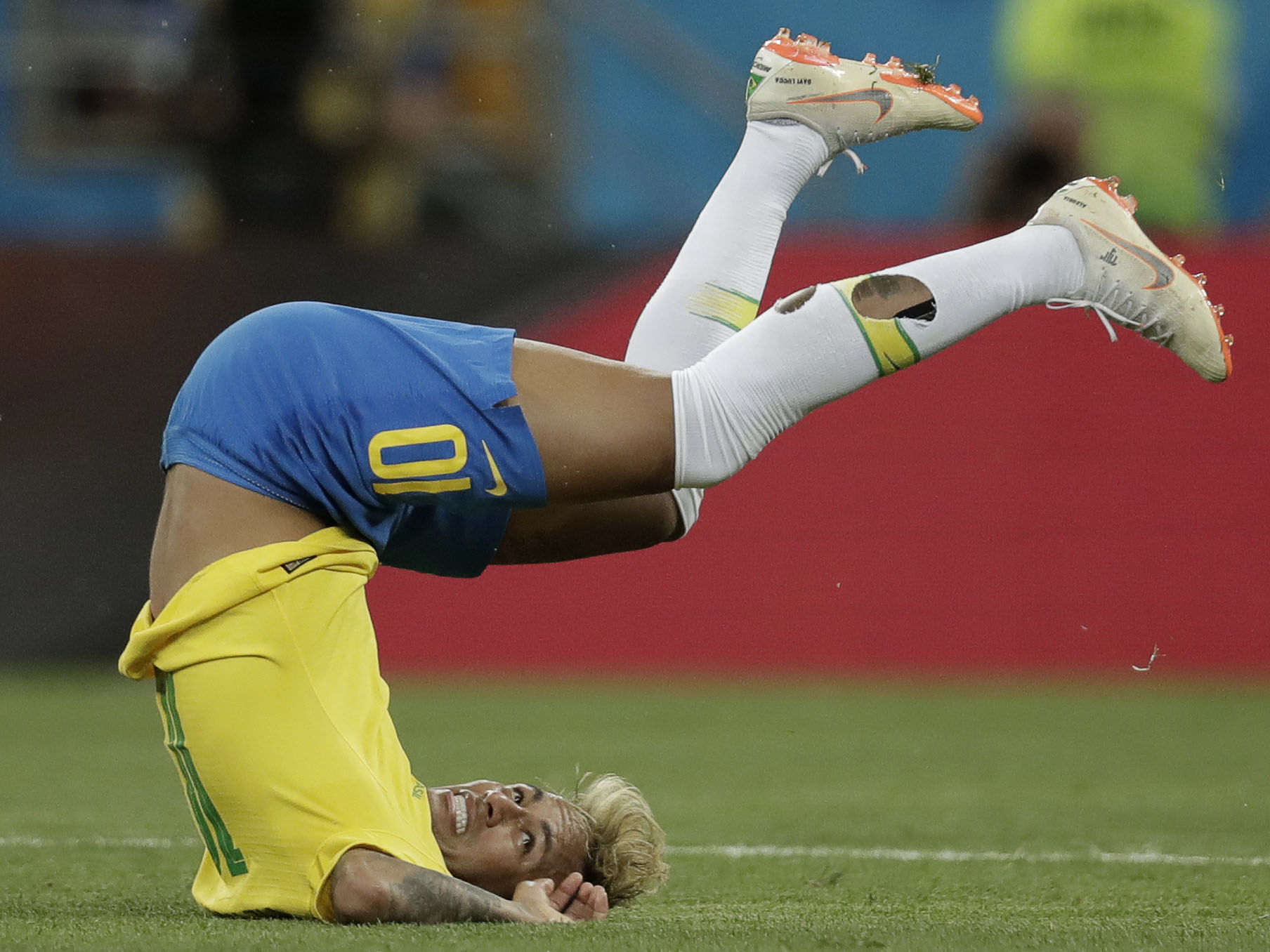 Queda de Neymar durante a partida entre Brasil e Suíça, na arena Rostov, na Russia. (Foto: André Mourão/Mowa Press)