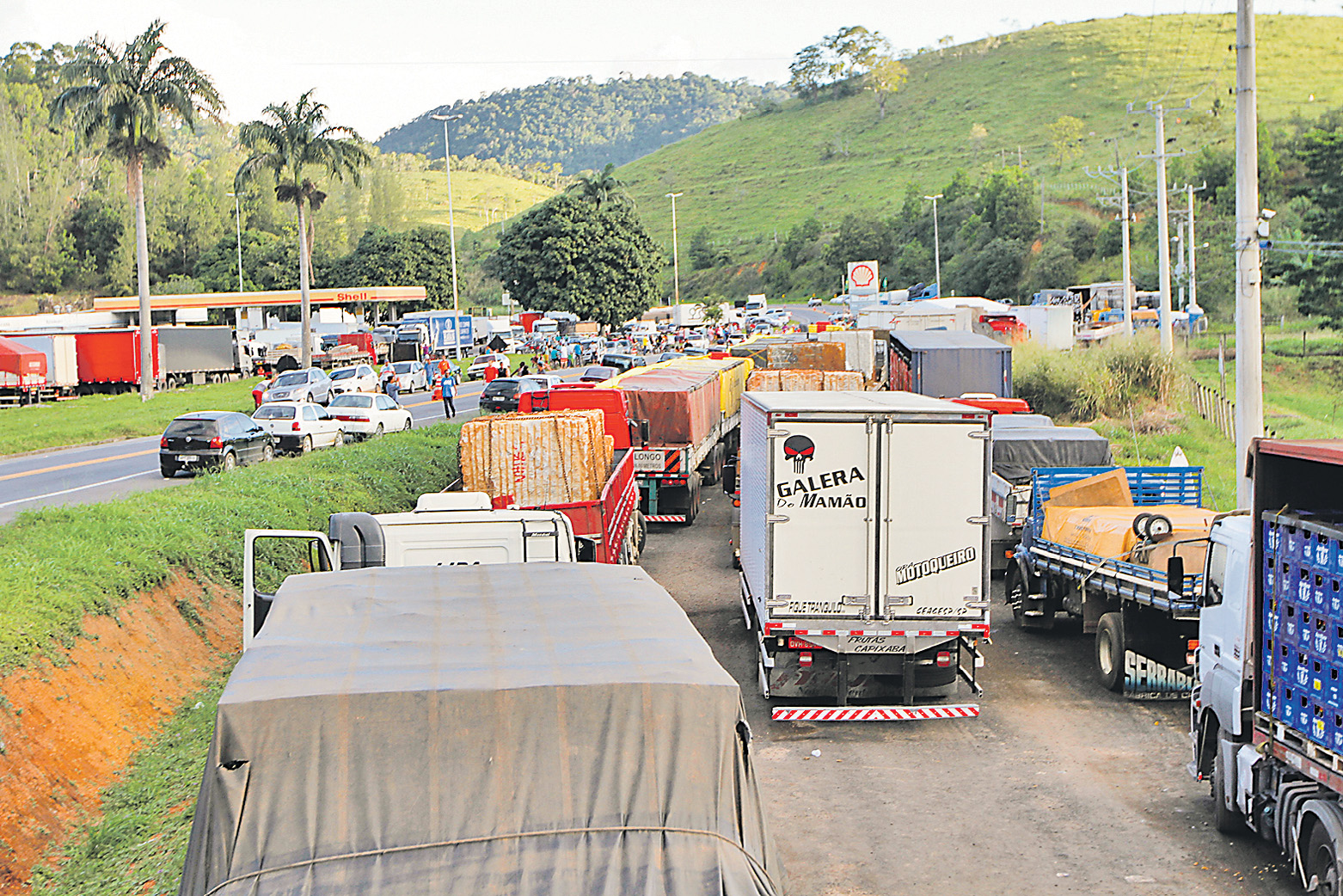 Caminhões parados em rodovia. (Foto: Rodrigo Gavini 28/05/2018)