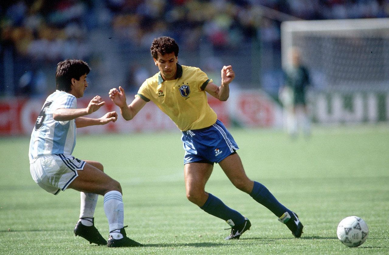 Careca foi titular nos quatro jogos do Brasil. Na imagem, disputa de bola nas oitavas de final, quando o Brasil foi eliminado pela Argentina (Foto: Divulgação)