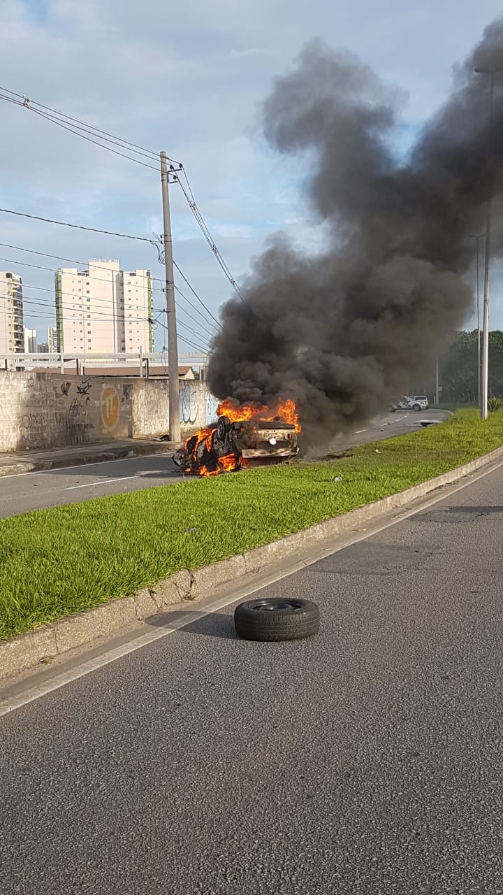 Carro pega fogo na avenida Norte Sul. (Foto: Reprodução / Whatsapp)