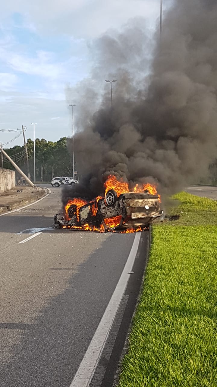Carro bateu em postes, capotou e pegou fogo. (Foto: Reprodução / Whatsapp)