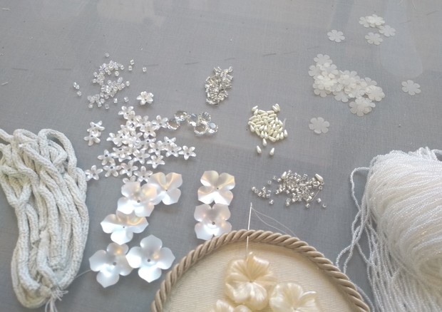 Detalhes dos bordados do vestido da atriz. (Foto: Divulgação)
