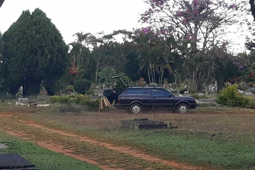Policiais flagraram o momento em que o homem recolhia flores de um túmulo (Foto: PCDF/Divulgação)