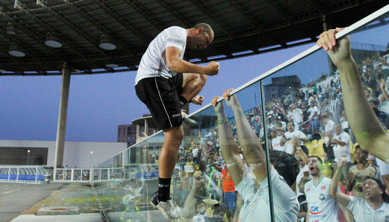 Campeão capixaba com o Rio Branco, em 2015, o ex-goleiro Chico comandou a equipe na vitória sobre o Castelo e comemorou muito com a torcida (Foto: Fábio Nunes/AT)