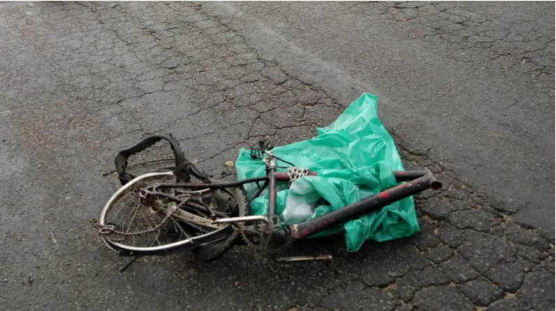A bicicleta foi destruída. (Foto: Leonardo Bicalho)