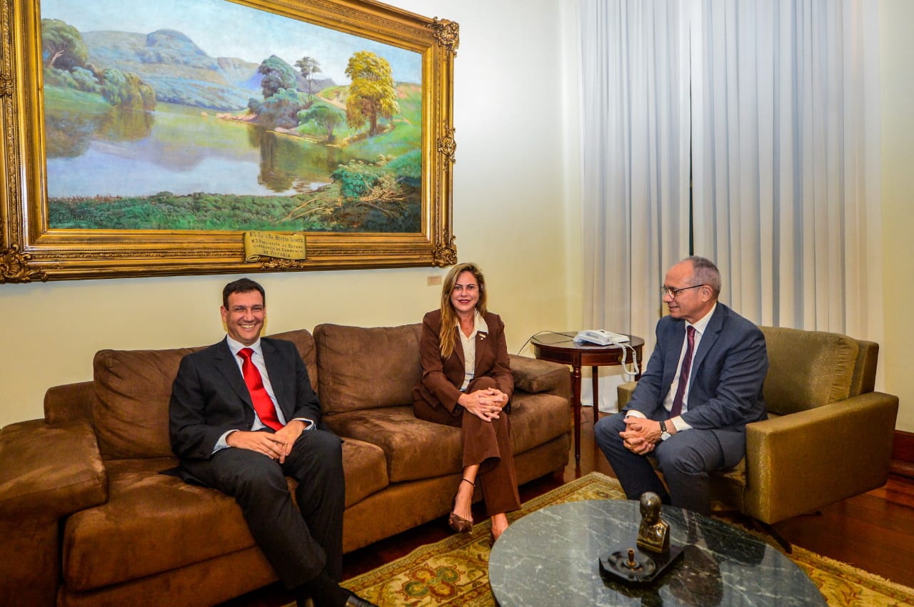 Roberto Carneiro, Cláudia Lemos e Hartung (Foto: Divulgação)