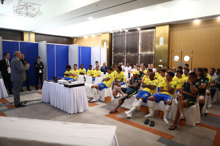 O ex-árbitro brasileiro Wilson Seneme, membro do Comitê de Arbitragem da Fifa, esteve na concentração do Brasil, em Sochi, onde fez palestra para os jogadores da seleção brasileira sobre o árbitro de vídeo (Foto: Lucas Figueiredo/CBF)