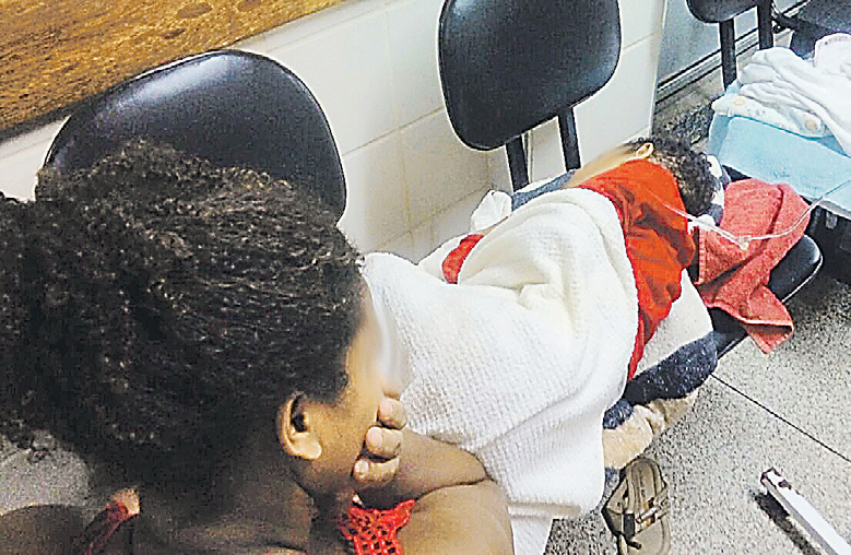 Criança é observada pela mãe no corredor do Hospital Infantil e Maternidade de Vila Velha: denúncia foi feita por sindicato. (Foto: Divulgação/Sindsaúde)