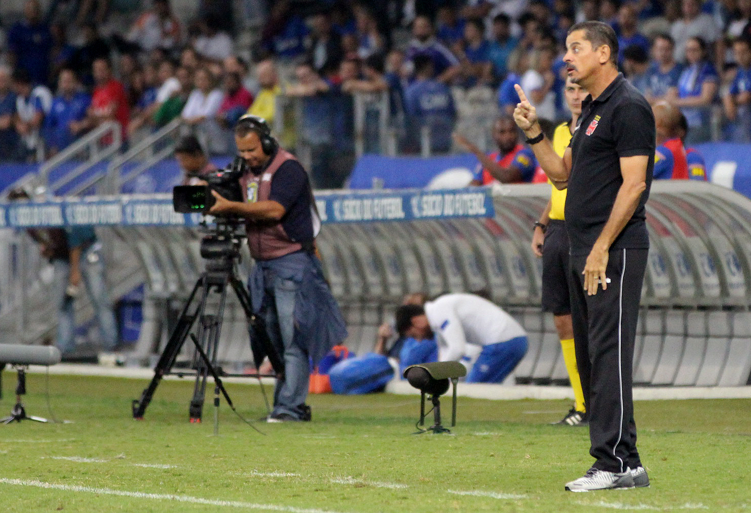 Valdir Bigode comandou o Vasco contra o Cruzeiro (Foto: Carlos Gregório Jr/Vasco.com.br)