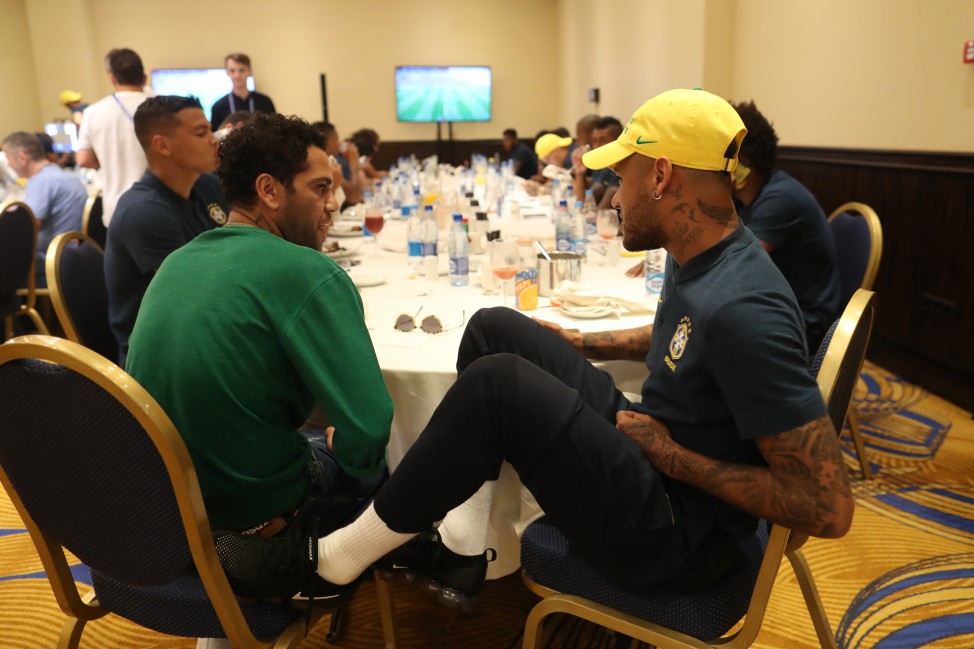 Daniel Alves conversa com Neymar na concentração. (Foto: Lucas Figueiredo/CBF)