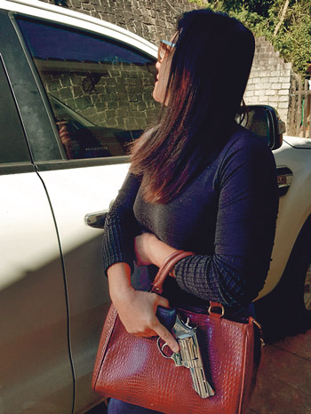 Denize mostra revólver comprado por ela para se defender de assaltantes (Foto: Acervo Pessoal)