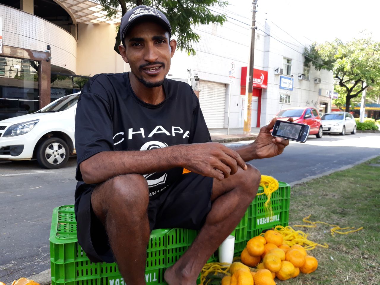 O vendedor de mexerica Flávio Jesus é fã do Neymar e joga como volante nas peladas do bairro onde mora, na Serra. (Foto: Thaísa Côrtes)