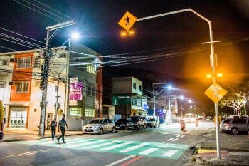 Faixa iluminada emite sinais de som e luz para uma travessia mais segura dos pedestres na rodovia Serafim Derenzi (Foto: Leonardo Silveira/PMV)