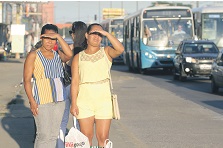 As amigas Angelita Alexandre, 49, e Joice Matos, 30, disseram que sempre andam de ônibus e contaram que vários pontos em Vila Velha e Cariacica precisam de reformas. “É um sofrimento com pontos sem abrigos e são vários. Ou a gente fica no sol, igual agora, ou na chuva”, destacou Joice. (Foto: Dayana de Souza)