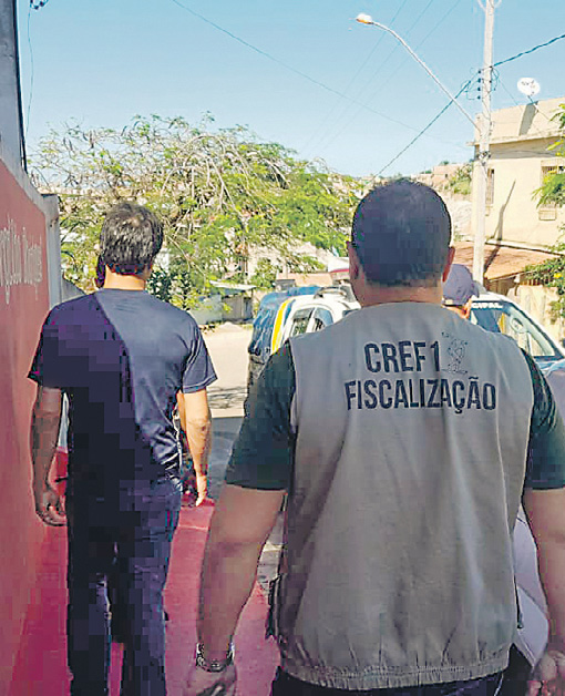 Fiscais: flagraram o falso professor. (Foto: Alessandro de Paula)