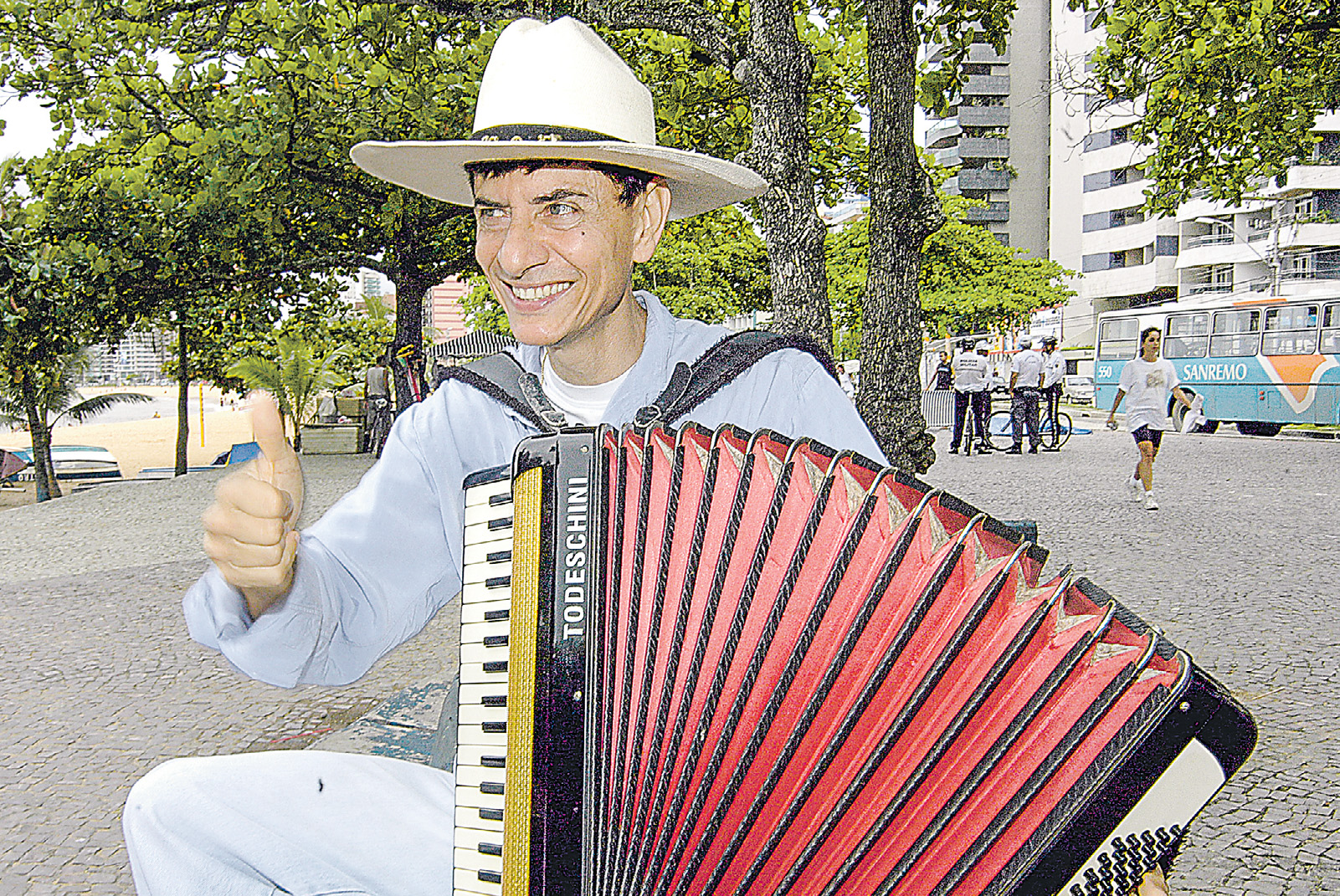 Genário Sanfoneiro foi candidato a deputado federal e a prefeito de Barra de São Franscisco e de Vila Velha. Ele tocava para cativar os eleitores. (Foto: Leonardo Bicalho 15/01/2004)