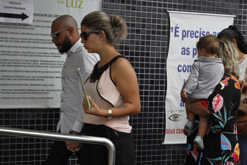 Casal chega ao DML em Vitória para colher material para exame de DNA (Foto: Kadidja Fernandes/ Arquivo AT)