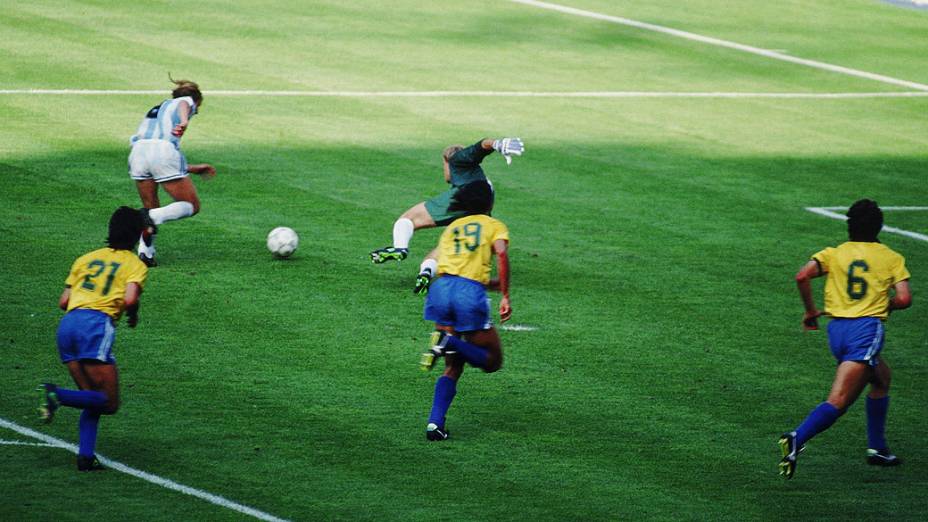 Após jogada de Maradona, Cannigia driblou Taffarel e marcou o gol que eliminou o Brasil. (Foto: Reprodução de internet)