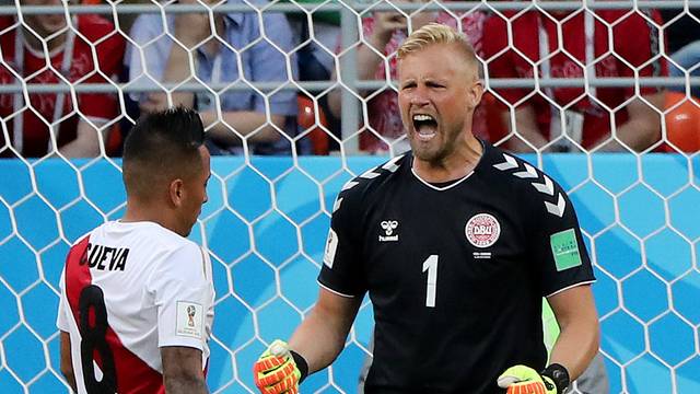 Cueva lamenta pênalti perdido, e Schmeichel comemora (Foto: REUTERS/Marcos Brindicci)