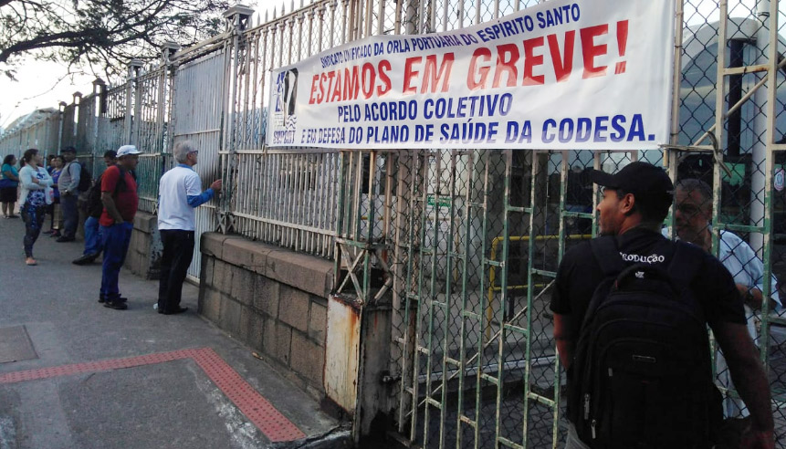 Trabalhadores colocaram uma faixa protestando contra a empresa (Foto: Divulgação)