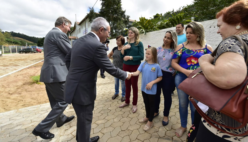 Paulo Hartung participou de solenidades ao lado do prefeito, Wanzete Krüger (Foto: Leonardo Duarte/ Secom-ES)