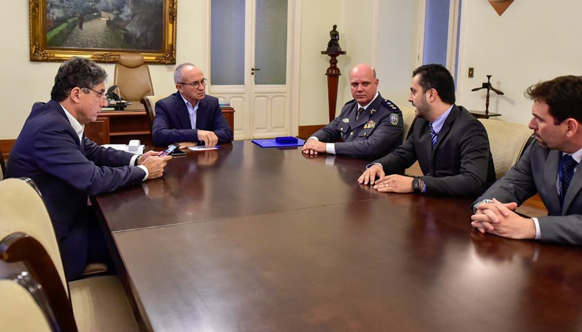 Governador participou de reunião com superintendente da Infraero (Foto: SECOM/ES)