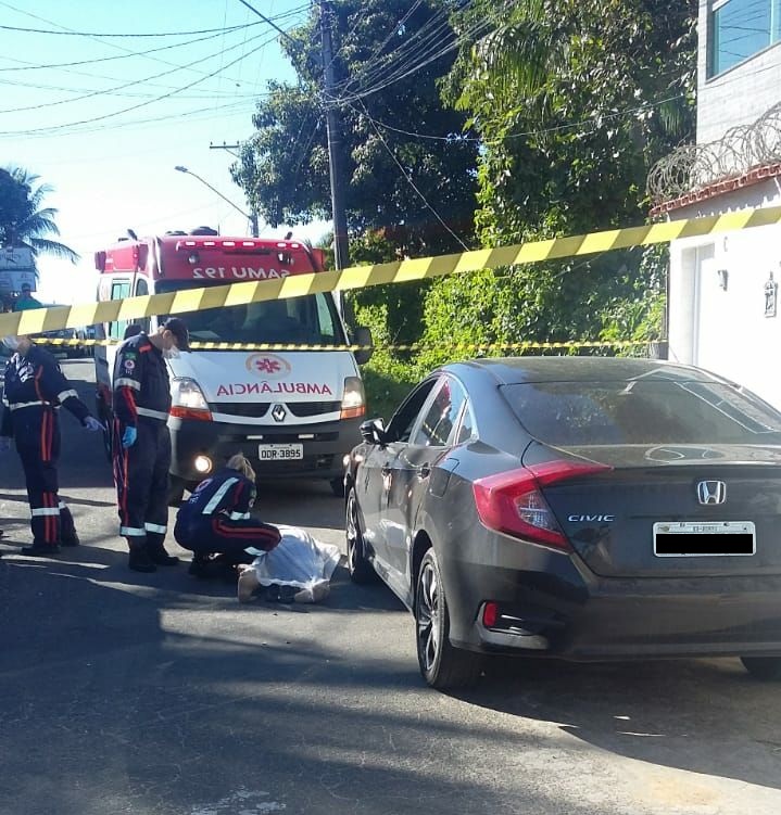 Uma equipe do Samu esteve no local, mas a vítima já estava morta. (Foto compartilhada via WhatsApp)