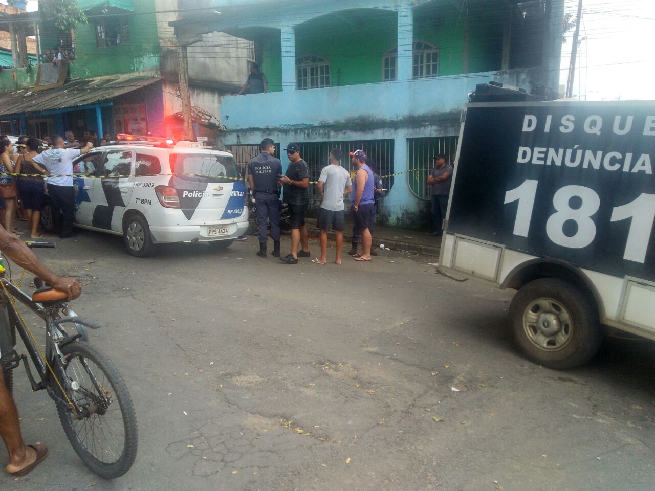 Jovem foi morto ao sair de barbearia em São Geraldo. (Foto: Leone Oliveira)