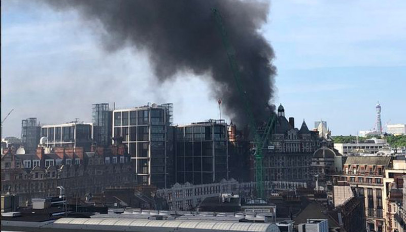 Fumaça preta tomou o céu de Londres nesta quarta-feira (Foto: Divulgação)