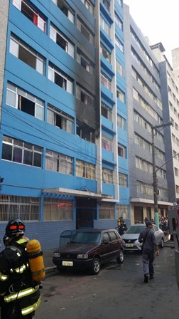 O incêndio começou no segundo andar do edifício e chegou ao décimo. (Foto: Divulgação/Corpo de Bombeiros)