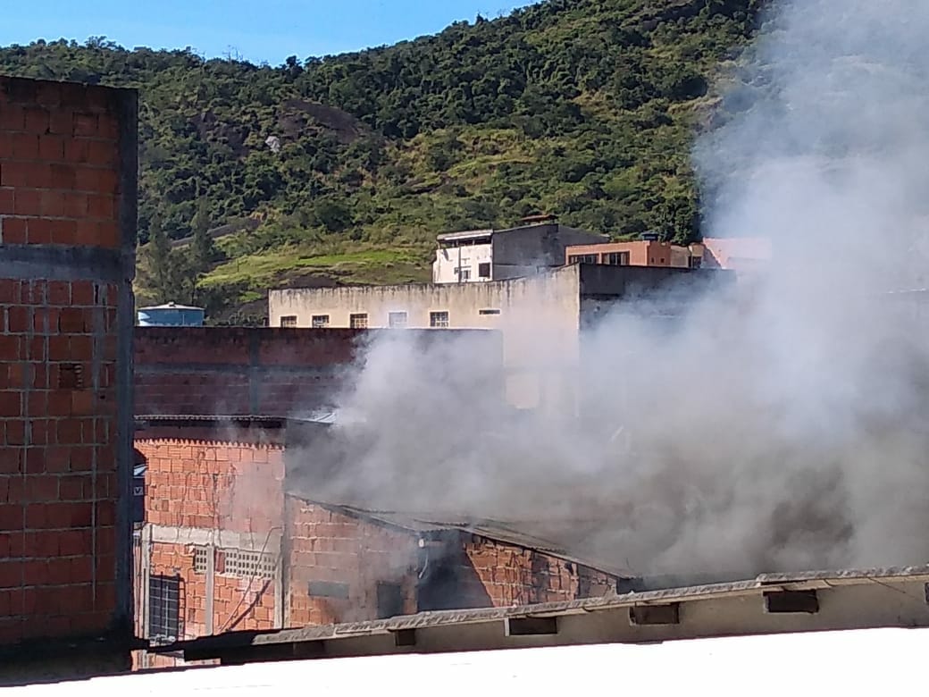 Vizinhos acionaram os bombeiros e a polícia (Foto: WhatsApp)