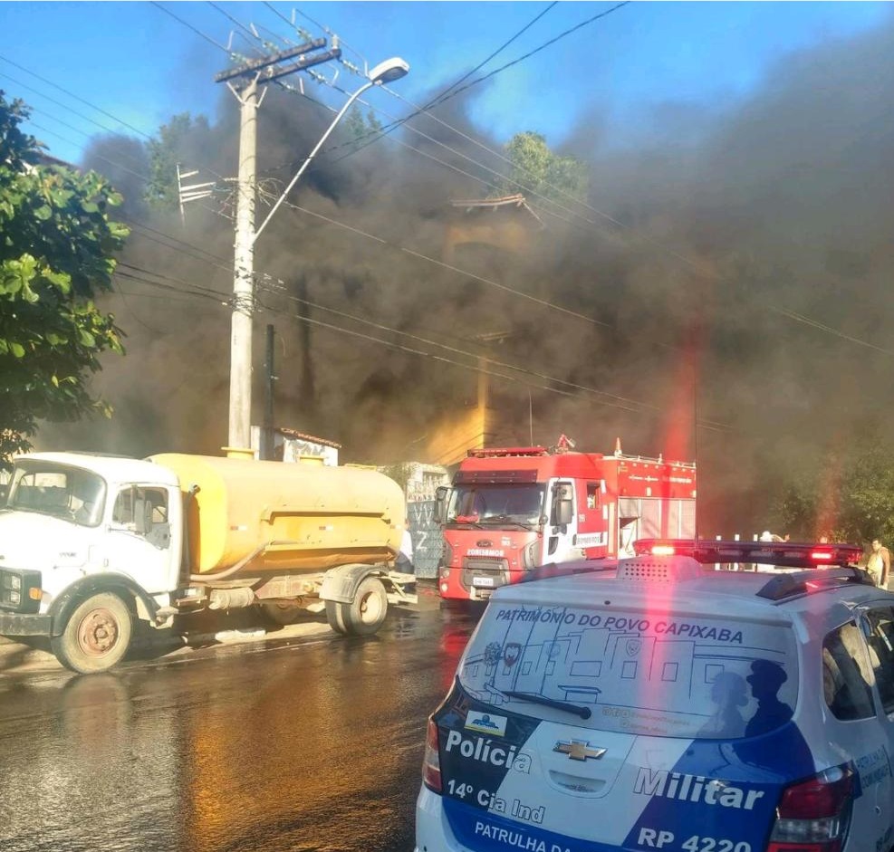 Incêndio em borracharia na Serra (Foto: Internauta)