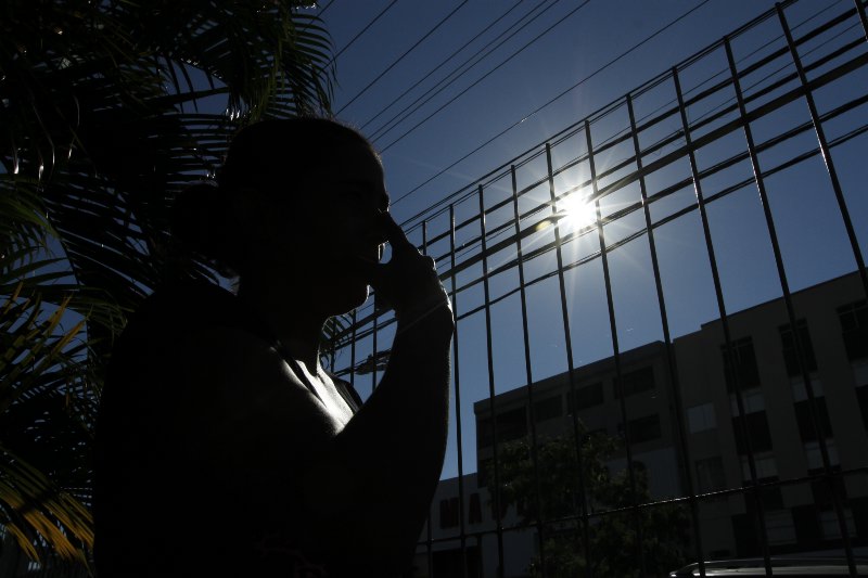 Mulher ficou com nariz machucado após lutar com bandido. (Foto: Fábio Nunes/AT)