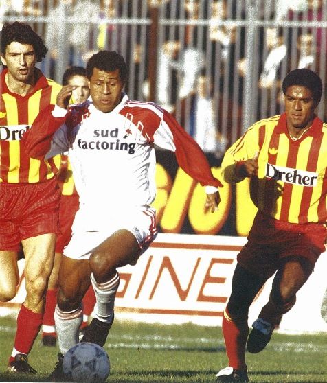 João Paulo, com a bola, em atuação pelo Bari, da Itália. (Foto: Reprodução de internet)