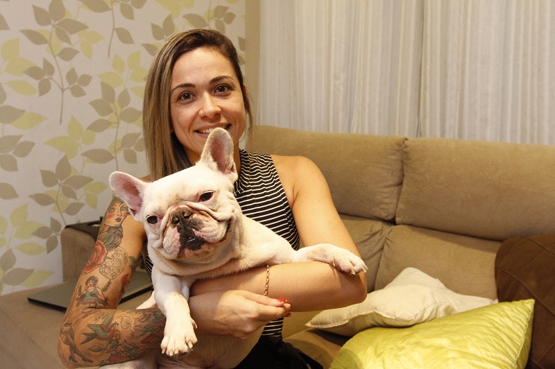 Roberta Lozer, 34 anos, ficou com o Dragon, um buldogue francês, após o fim do seu casamento (Foto: Thiago Coutinho/AT)