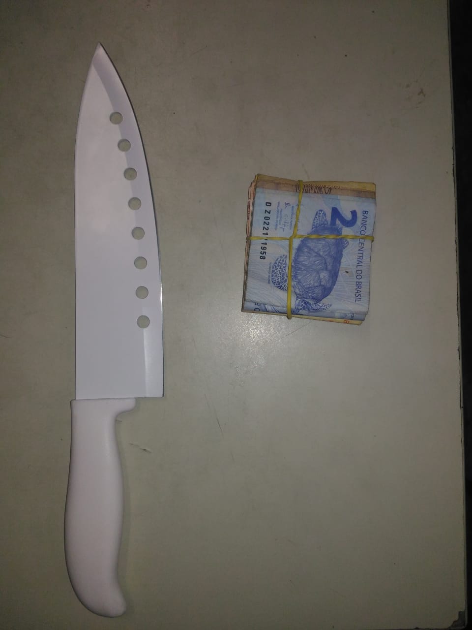 Faca usada pelo criminoso (Foto: Tais de Hollanda )