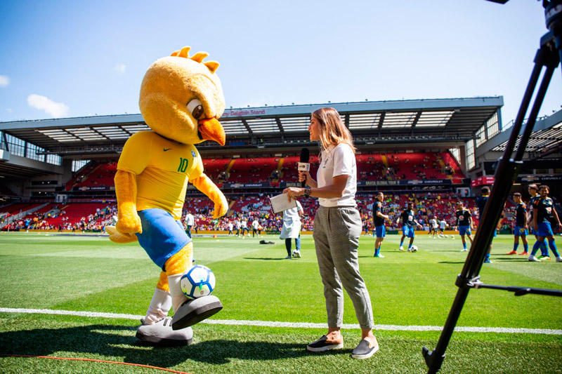 Laura Zago e o mascote da seleção (Foto: Daniel Avila)