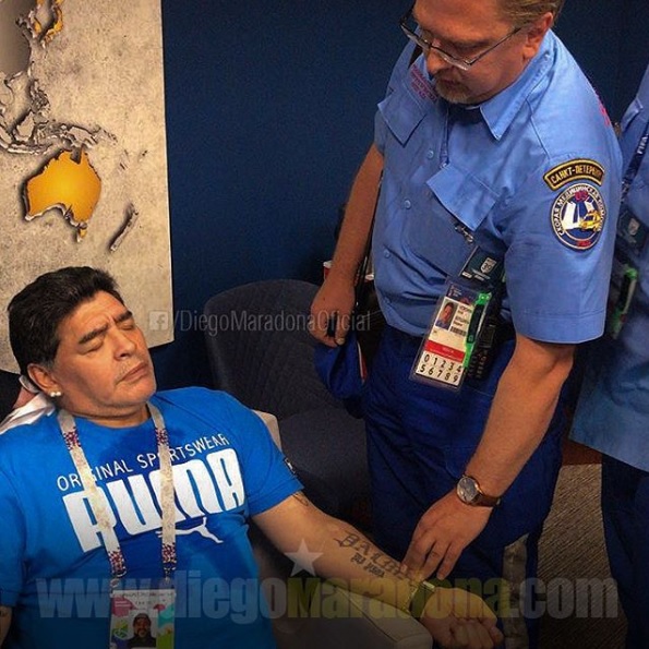 Maradona recebeu atendimento no intervalo do jogo. (Foto: Reprodução/Instagram)