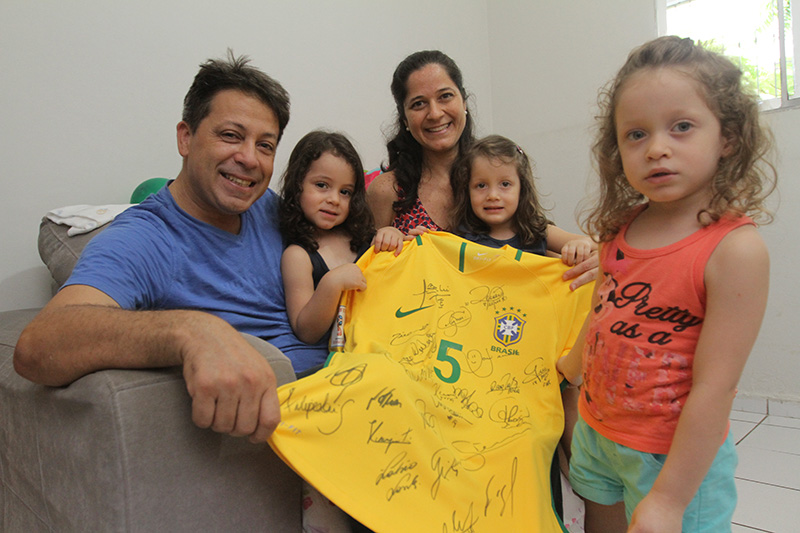 Maurício Oliveira e Jucymara Souza com as filhas Maria Luiza (de laranja), Maria Júlia (no colo da mãe) e Maria Clara (no colo do pai). A gravidez das trigêmeas aconteceu de forma natural, sem tratamentos. (Foto: Dayana Souza)