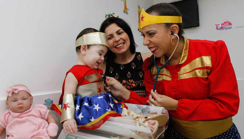 Valentina, de 8 meses, ficou encantada com a Mulher Maravilha, contou a mãe Elaine Cristina Ferreira, 40 (Foto: Kadidja Fernandes/AT)