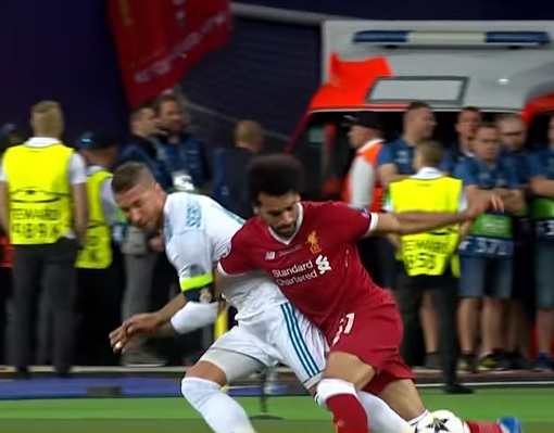 Mohamed Salah leva a pior em dividida com Sérgio Ramos na final da Liga dos Campeões, no dia (Foto: Reprodução)