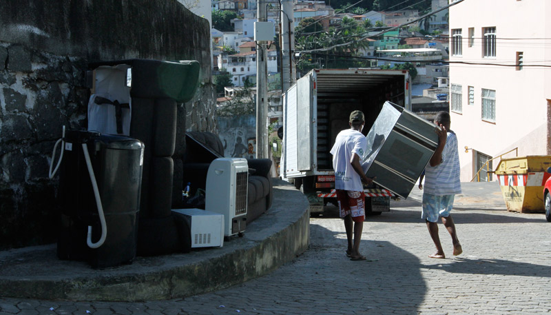Moradores da Piedade se mudam um dia após assassinato de jovem (Foto: Fábio Nunes/AT)