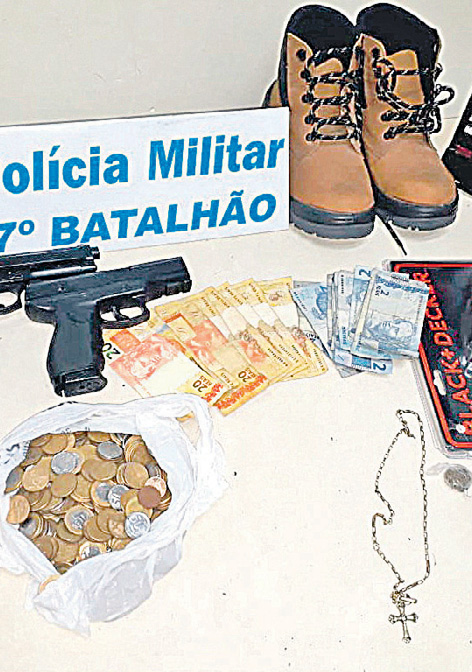Dinheiro, armas e outros objetos encontrados com os criminosos. (Foto: Divulgação/PM-ES)