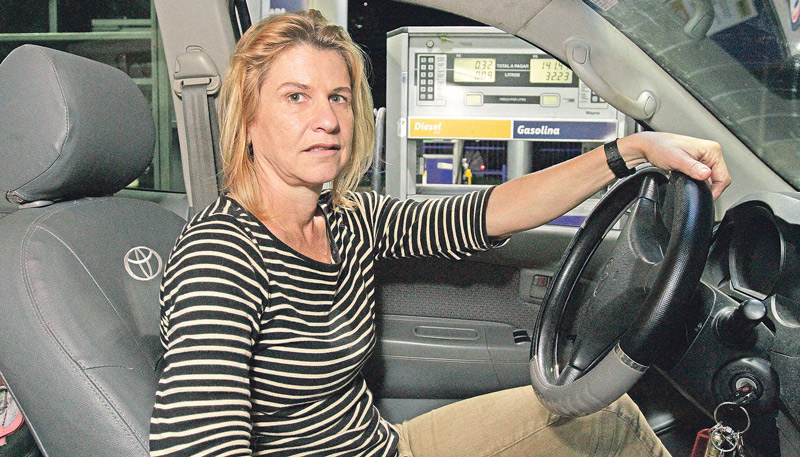 A médica veterinária Viviane Starling disse que saiu de Vila Velha à procura de diesel, mas só conseguiu abastecer em Vitória (Foto: Beto Morais/AT)