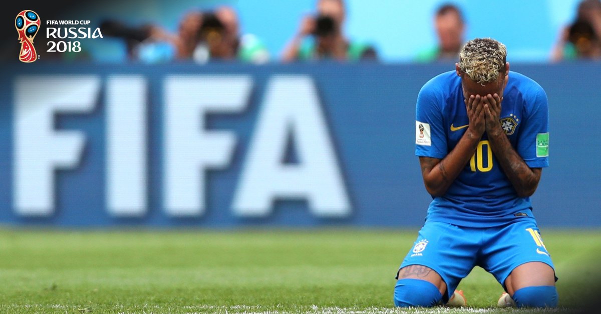 Neymar caiu em lágrimas ao fim do jogo. (Foto: Reprodução/Twitter/@fifaworldcup_pt)