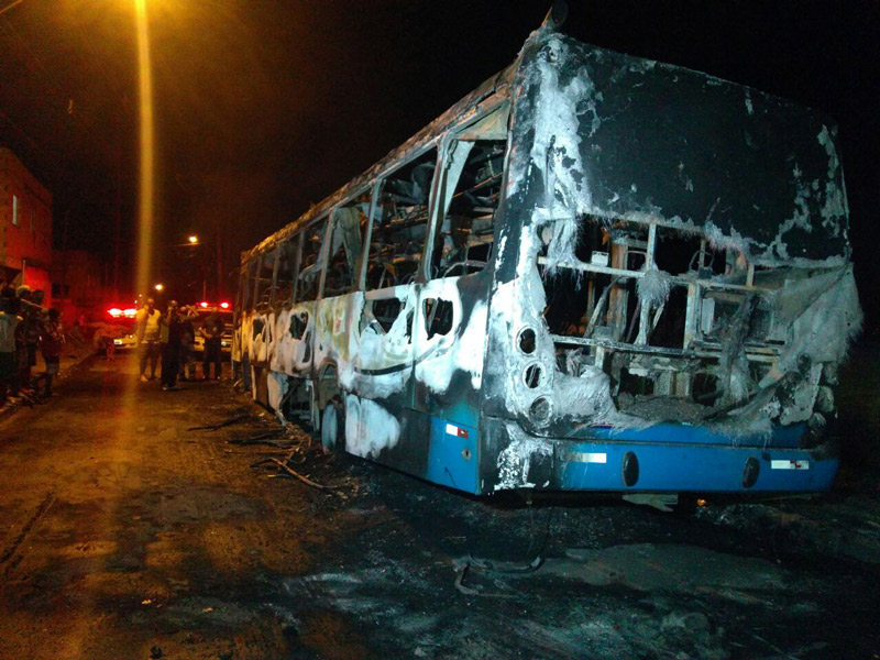 Ônibus ficou totalmente destruído com o incêndio (Foto: Leone Oliveira/AT)