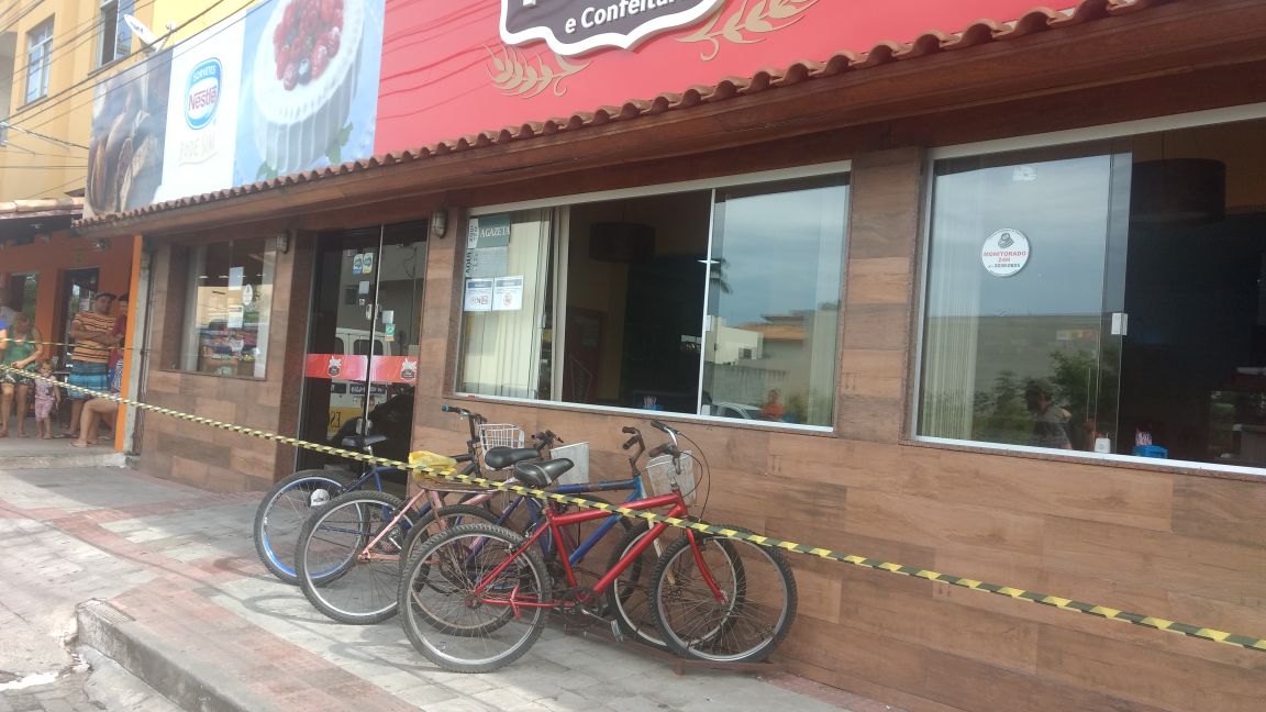 Seis funcionários e oito clientes estavam na padaria quando o bandido anunciou o assalto. (Foto: Simony Giuberti)