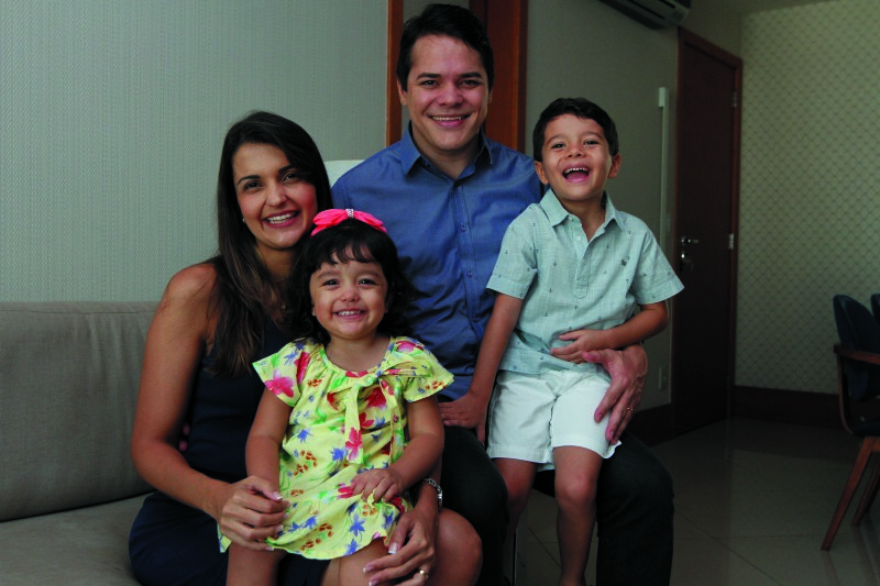 Na casa da médica Layza Merizio, de 36 anos, e do empresário Milton Borges, de 38, são feitos acordos com os filhos Manuela, de 2 anos, e Felipe, de 5 (Foto: Jornal A Tribuna)