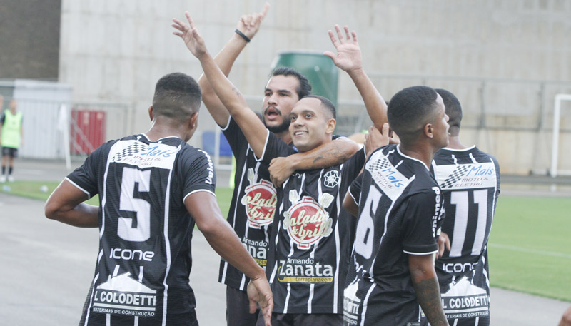 O atacante Edu Capetinha “vai pra galera” após marcar os gols que garantiram o acesso ao Rio Branco (Foto: Fábio Nunes/AT)