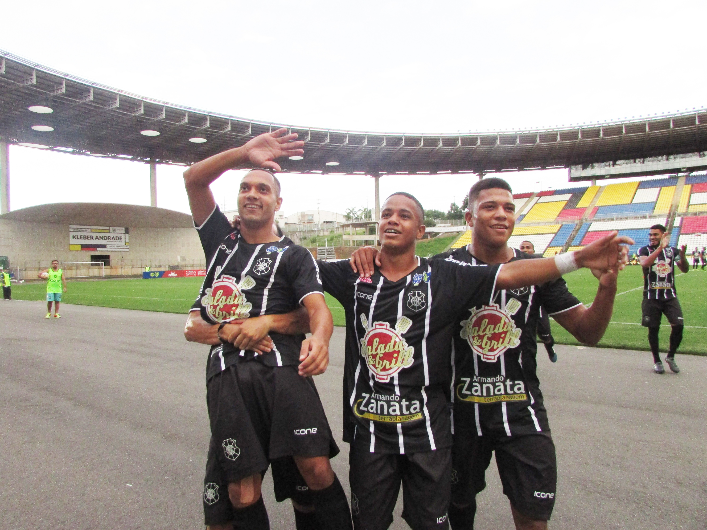 Edu Capetinha comemora o segundo gol na vitória do Rio Branco (Foto: Thalisson Bandeira / Rio Branco)